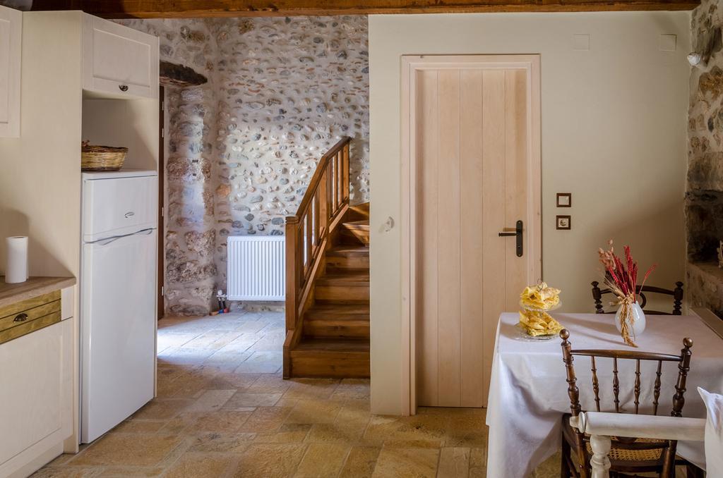 Ev Zin Apartments Leonídion Cameră foto